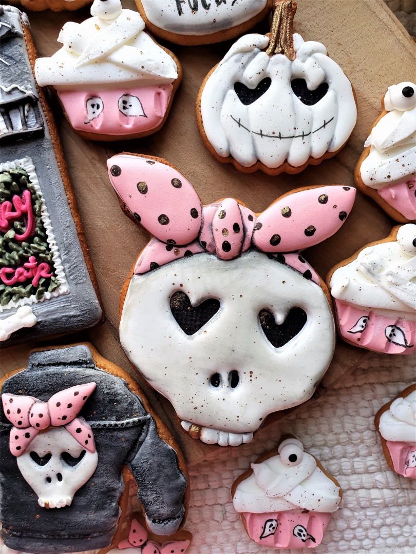 CIASTKO STRASZNA CZASZKA Z KOKARDĄ